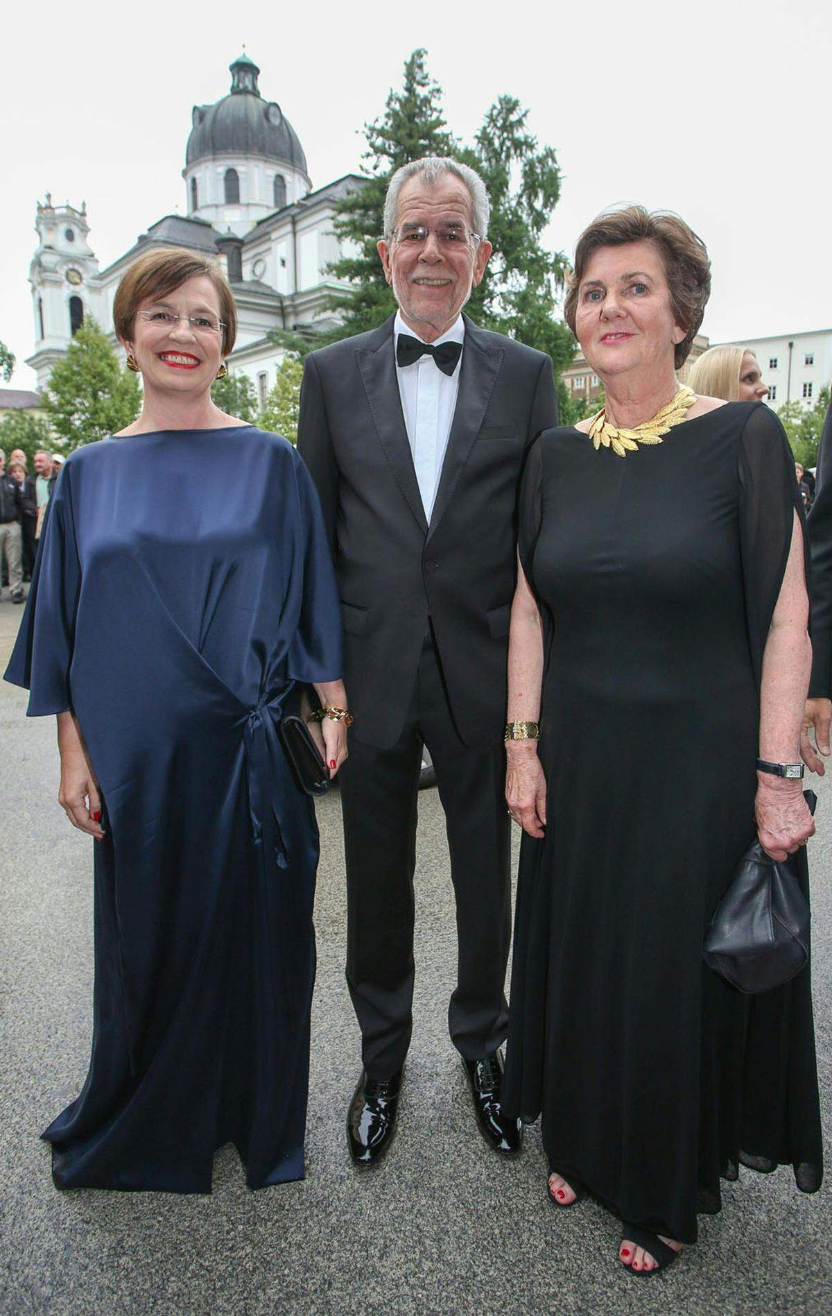 Bundespräsident Alexander Van der Bellen hat am Donnerstag seine erste Salzburger Festspieleröffnung absolviert, hier sieht man ihn umzingelt von seiner Ehefrau Doris Schmidauer und Festspielpräsidentin Helga Rabl-Stadler bei der Premiere von "La clemenza di Tito".