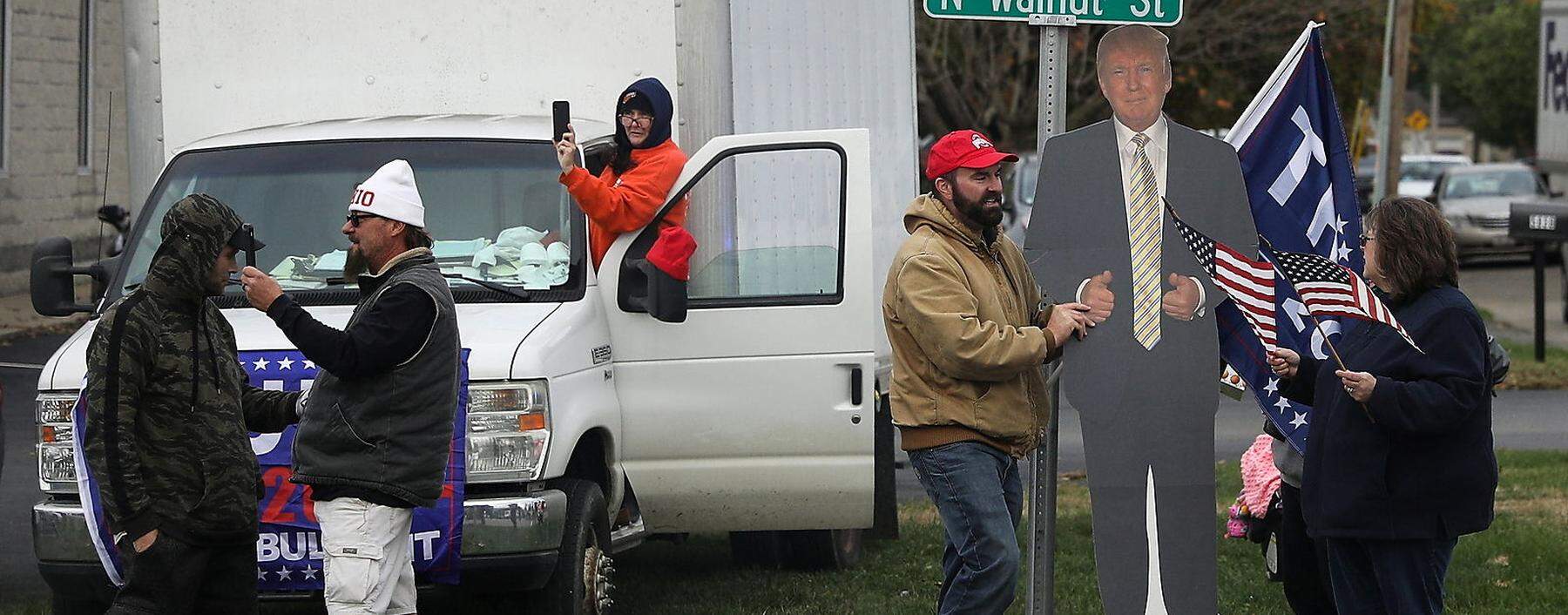 Ohio ist auch 2020 einer der umkämpften Swing States - hier ein Bild aus Circleville, wo Trump-Anhänger eine Präsidenten-Pappfigur aufstellen.