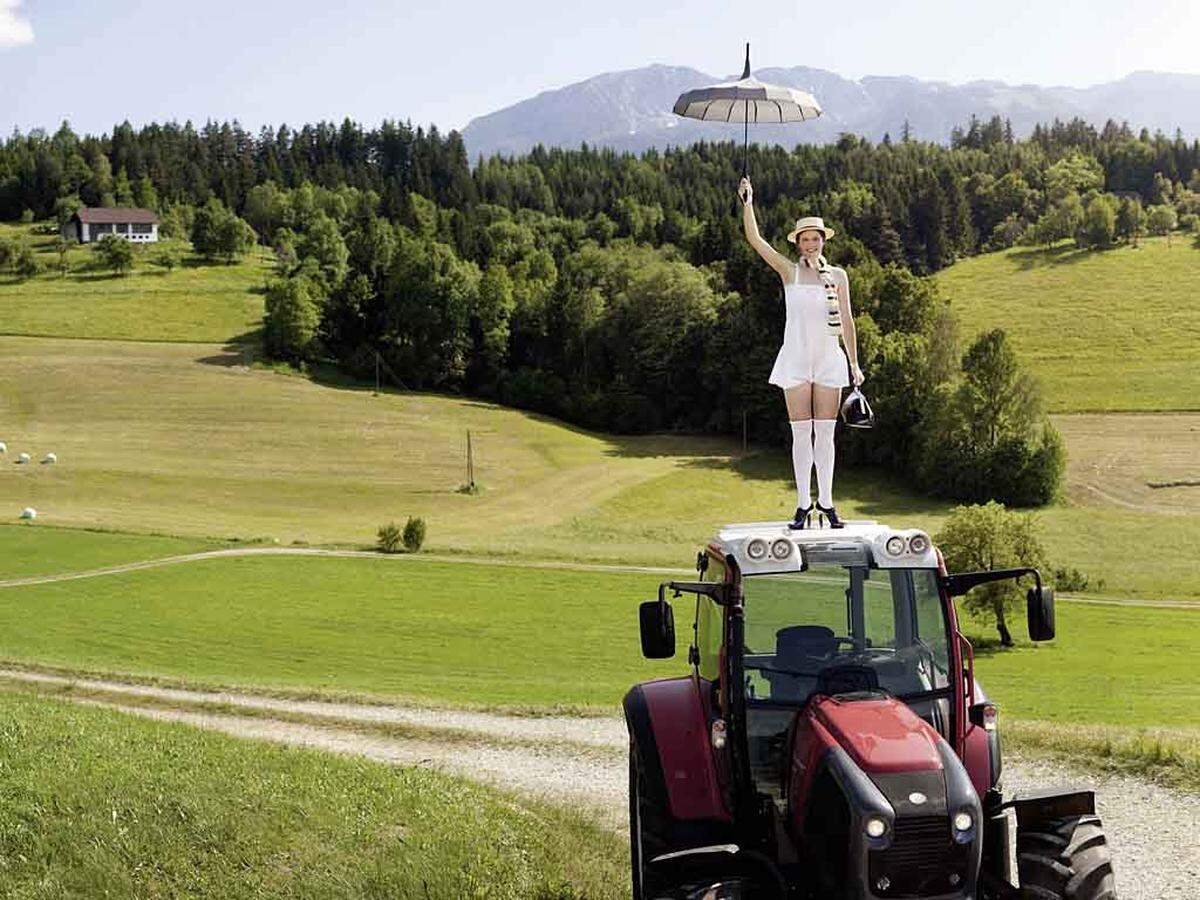 September - Simone (KTN) hebt als "Mary Poppins" ab. Auf dem Bergbauernhof ihrer Eltern liebt die 22-Jährige am meisten die Arbeit mit ihren Enten und Hühnern.