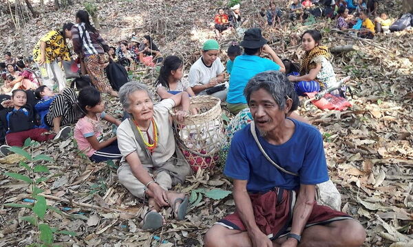 Ein Bild, das am 28. März auf Social Media veröffentlicht wurde: Vertriebene Beohner eines Dorfes im burmesischen Bundesstaat Karen suchen Zuflucht in der Umgebung.