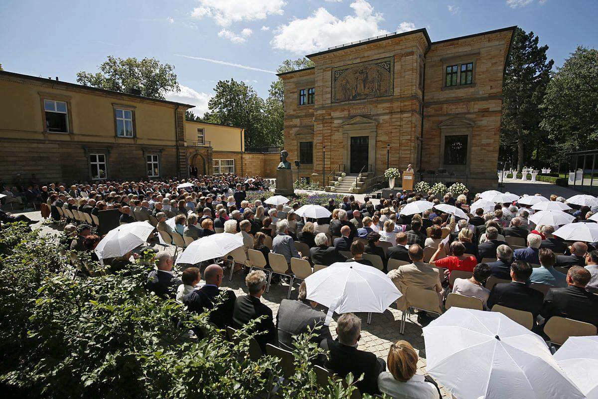 Das Siegfried-Wagner-Haus, der Villa Wahnfried auf der linken Seite vorgelagert, wird erstmals für die Öffentlichkeit zugänglich sein: Hier widmet sich die Dauerausstellung der engen Verbindung zwischen Bayreuth und der NS-Diktatur und den persönlichen Beziehungen der Familie Wagner zu Adolf Hitler. Das Siegfried-Wagner-Haus wurde früher als Gästehaus genutzt - und beherbergte auch den NS-Diktator. Darum bekam das Haus auch den Beinamen "Führerbau". Bis zu ihrem Tod 1980 lebte in dem Haus Winifred, Wagners Schwiegertochter, die bis zuletzt eine glühende Hitler-Bewunderin blieb.