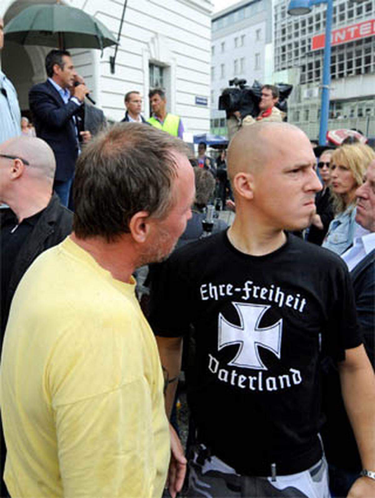 "Wir sind keine Nazis und Rechtsextremisten, sondern aufrechte Demokraten", betont der FPÖ-Chef, während die Gegen-Demonstranten auf der Floridsdorfer Hauptstraße "Strache ist ein Faschist" rufen.
