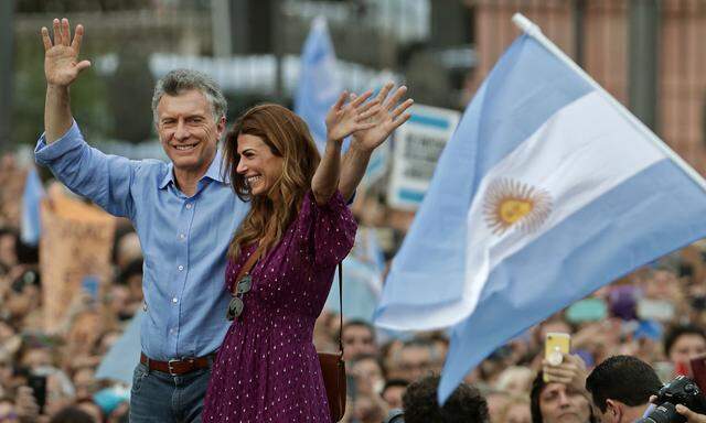 Präsident Macri und seine Frau verabschieden sich. Kurz vor Ende seiner Amtszeit wurde ein Abkommen mit Österreich fixiert. 
