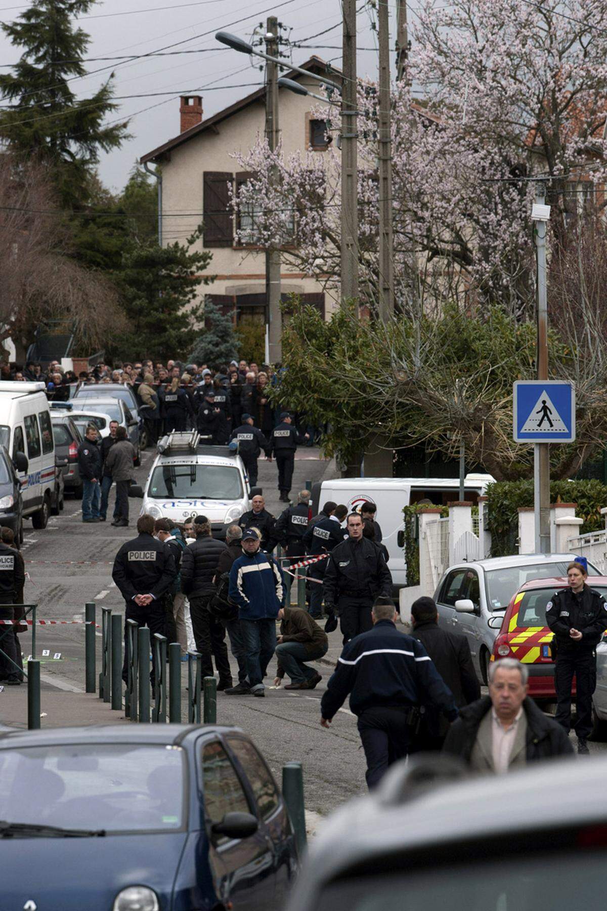 Vor einer jüdischen Schule in der französischen Stadt Toulouse hat es am Montag einen blutigen Anschlag gegeben.