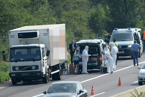 Am 27. August wurde in einer Pannenbucht der Ostautobahn (A4) bei Parndorf ein Schlepper-Lkw mit Dutzenden Toten gefunden.