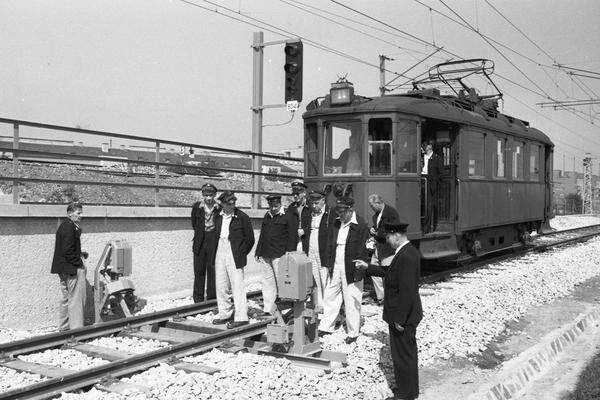 Bis in die 1950er Jahre dauerte die Sanierung der nach dem Krieg oft nur provisorisch reparierten Stationen. Wegen  der schweren Schäden am Straßenbahnnetz trug die Stadtbahn nach dem Krieg die Hauptlast des öffentlichen Verkehrs.Bild: Schulung an der Stadtbahnstrecke mit einem Triebwagen der Type N in Heiligenstadt im Jahr 1954