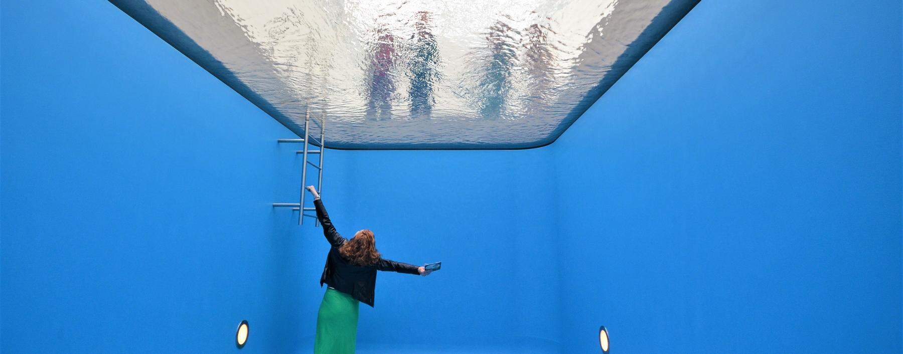 Leandro Erlichs „Swimming Pool“ lässt sich von oben und unten betrachten.