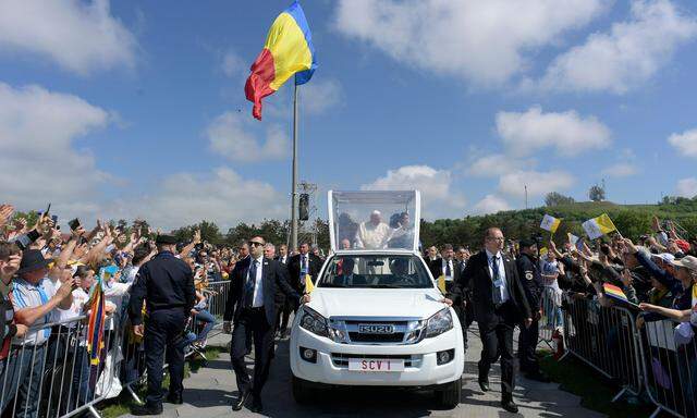 Der dreitägige Besuch von Papst Franziskus hat die Bevölkerung Rumäniens etwas von den schweren innenpolitischen Turbulenzen abgelenkt.
