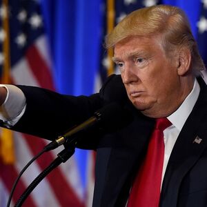 Trump deutet während einer Pressekonferenz auf einen Journalisten.