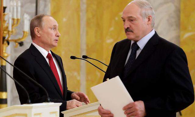 Putin (links) und Lukaschenko nach ihrem Treffen in St. Petersburg