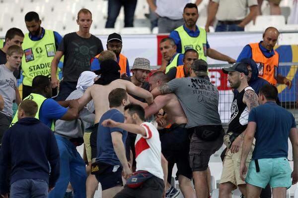Im Stade Velodrome brach gegen Ende der Partie Gewalt aus.