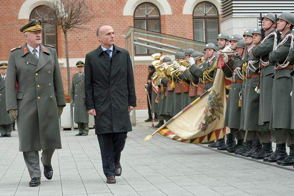 Zwar blieb Entacher ein "pompöser Abschied" vorbehalten – dafür hatte Darabos im Vorfeld gesorgt. Dennoch wurde beim Abschreiten der Front auf Wunsch Entachers der Fehrbelliner Reitermarsch abgespielt. Das ist der Traditionsmarsch der 3. Panzergrenadierbrigade und Entachers Lieblingsmarsch.