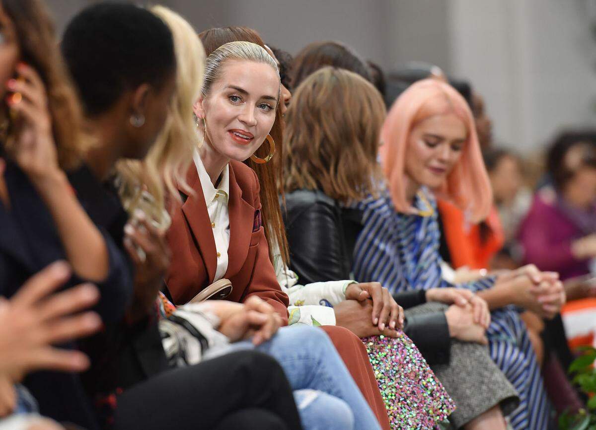 Bei der Modewoche im Big Apple stehen nicht nur die Trends für den Sommer 2020 im Mittelpunkt, sondern auch die Stars, die sich diese von der ersten Reihe aus ganz genau anschauen. Bei Tory Burch saß etwa Schauspielerin Emily Blunt in der sogenannten Front Row.