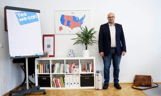 Yussi Pick im Büro seiner Agentur in Wien, das von seiner Vorliebe für die USA zeugt und an vergangene Wahlkämpfe erinnert.