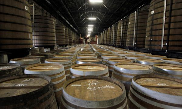 Französische Spirituosenhersteller könnten wegen möglicher hoher chinesischer Zölle auf Weinbrände aus der Europäischen Union bald auf ihrem Cognac sitzenbleiben. (Archivbild)