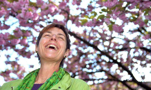 In ihrer Freizeit hält sich Rössler vor allem gerne in der frischen Luft auf. "Arbeitsbedingt leider auf Sparflamme, was große Bergtouren betrifft." Die unberührte Natur ist ihr wichtig. "Für mich persönlich sind die Ressourcen der Zukunft Finsternis und Stille. Das ist mittlerweile so selten geworden, dass man es unter Schutz stellen muss." Als Ausgleich kocht sie gerne. Die Lebensmittel dazu bezieht sie über eine regionale Food-Coop. Die Grünpolitikerin ist ein bekennender Star-Wars-Fan, bedingt durch ihre beiden Söhne.