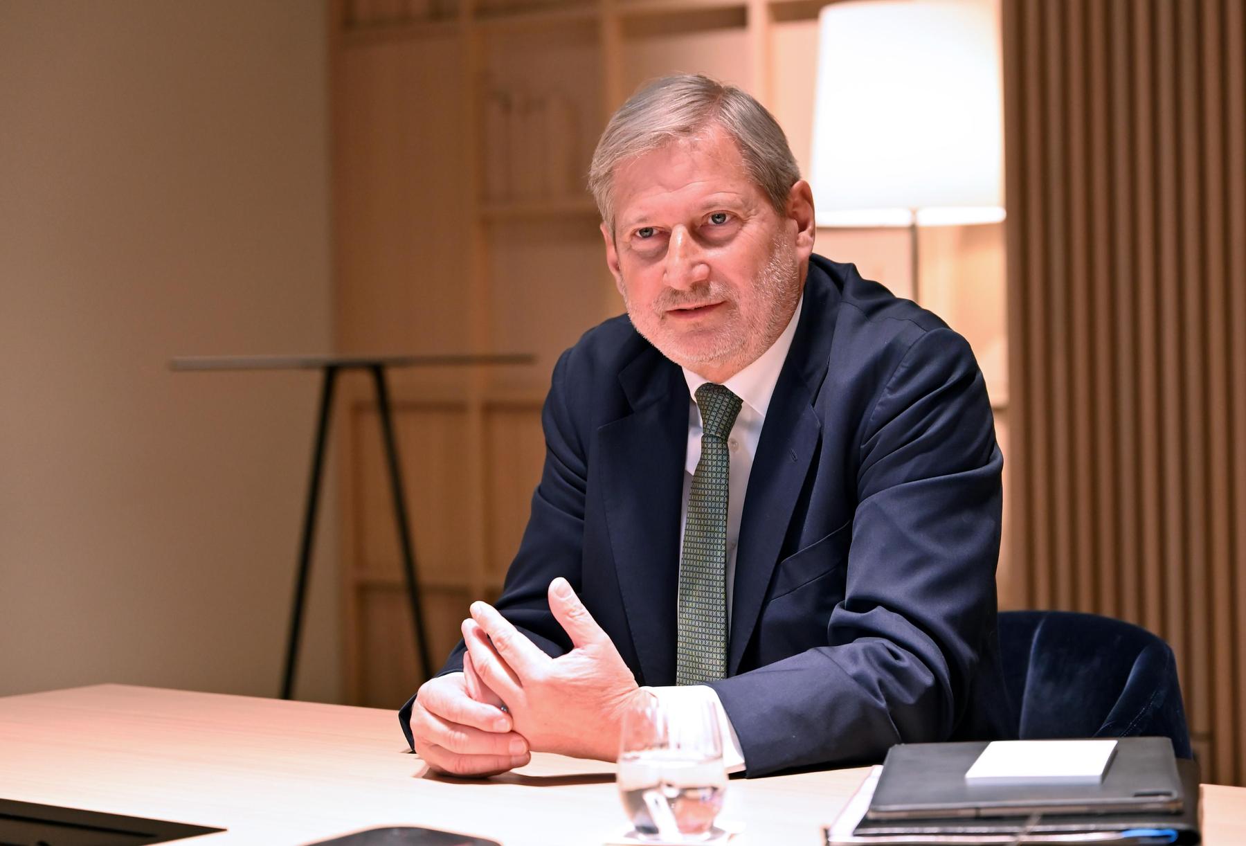 Ex-EU-Kommissar Hahn folgt auf Mahrer als OeNB-Präsident