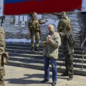 Archivbild: Igor Girkin (2.v.l.) im Jahr 2014 bei der Freilassung einer Geisel in Sloviansk.