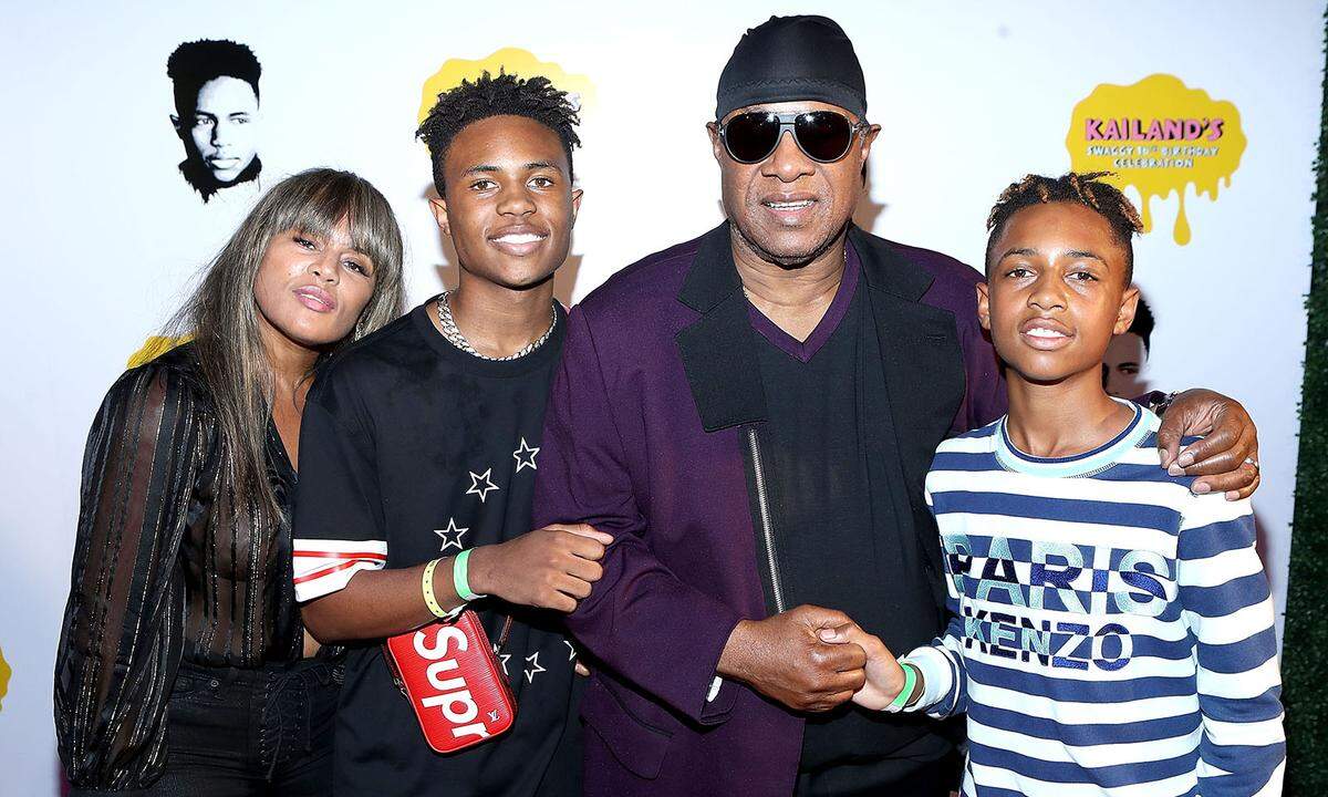 Ein richtiger Familienmensch scheint auch Soul-Legende Stevie Wonder zu sein, der neun Kinder (drei davon im Bild) von fünf Frauen hat.