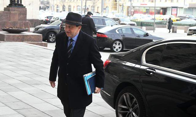 Der deutsche Botschafter in Russland, Alexander Graf Lambsdorff, trifft vor dem russischen Außenministerium in Moskau ein.