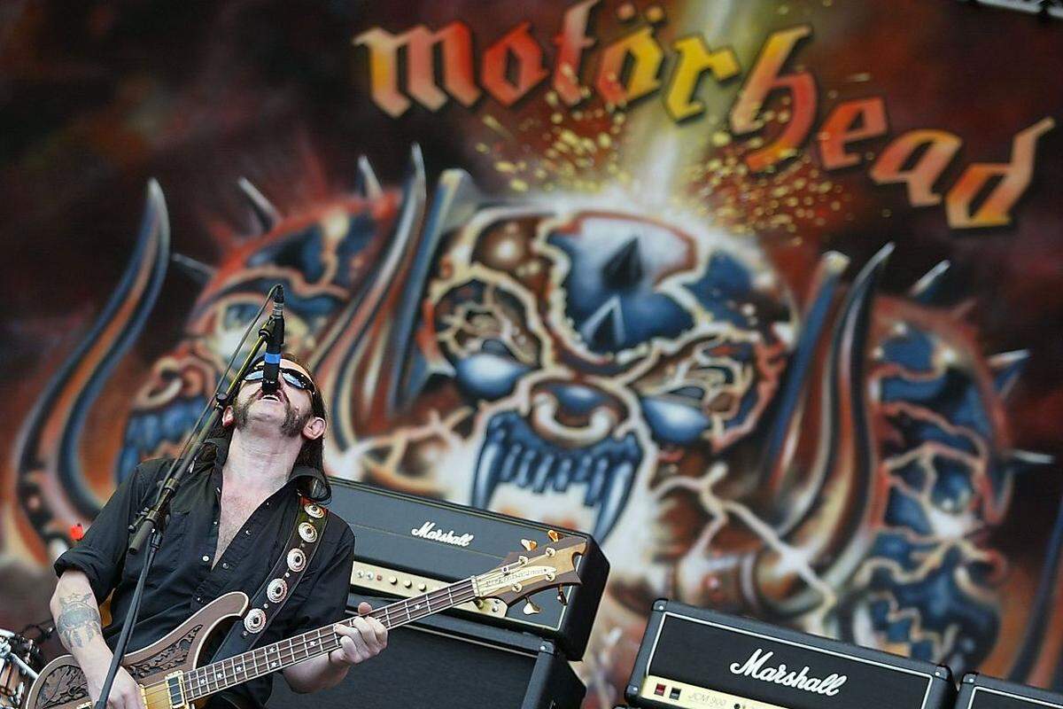 Der Tod von "Motörhead"-Gründer und Sänger Ian "Lemmy" Kilmister am Montag - er war am 24. Dezember 70 geworden - markiert das Ende einer Musik-Epoche. Lemmy, der nach Anfängen Mitte der 1960er bei diversen Bands, etwa "The Rocking Vicars" und "Hawkwind", seit 1975 mit Motörhead rockte, schuf einfach laute, ungeschliffene, unprätentiöse Rockmusik ohne große Fisimatenten. Wie sagte er stets zu Beginn eines Konzerts: "We are Motörhead and we play Rock'n'Roll!" (Bild: 2004, Wiener Neustadt) VON WOLFGANG GREBER