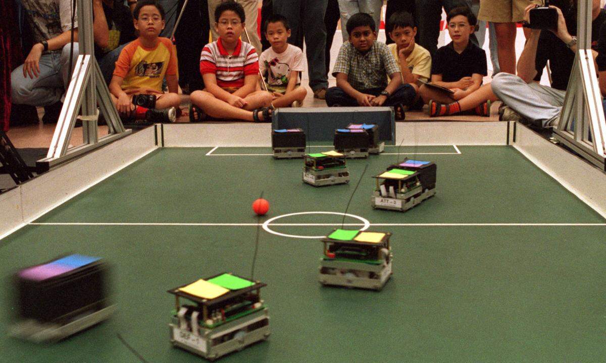 Was ist in Singapur spannender als ein Fußballspiel? Das Fußballspiel von Robotern.