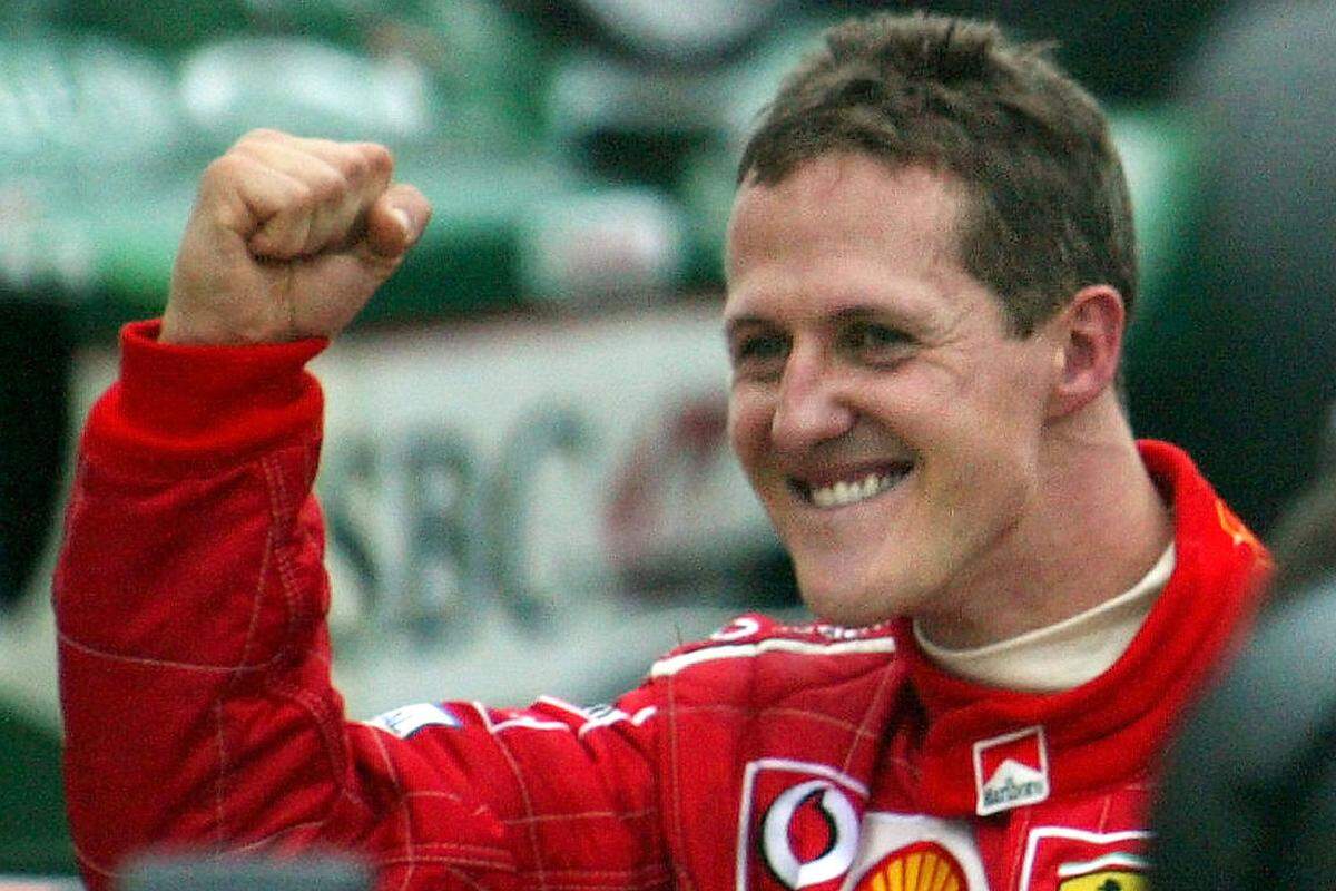 Herzschlag-Finale in Suzuka: Schumacher wird Achter und gewinnt mit zwei Punkten Vorsprung vor McLaren-Mercedes-Pilot Kimi Räikkönen seine sechste WM. Damit setzt er sich in der ewigen Rangliste vor Fangio.