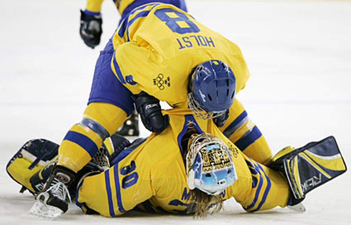 Die schwedische Eishockey-Spielerin Erika Holst (oben) gab 2006 bekannt, mit ihrer Nationalmannschafts-Kollegin Ylva Lindberg liiert zu sein, Gemeinsam holten die beiden zwei Olympia-Medaillen (Silber und Bronze).