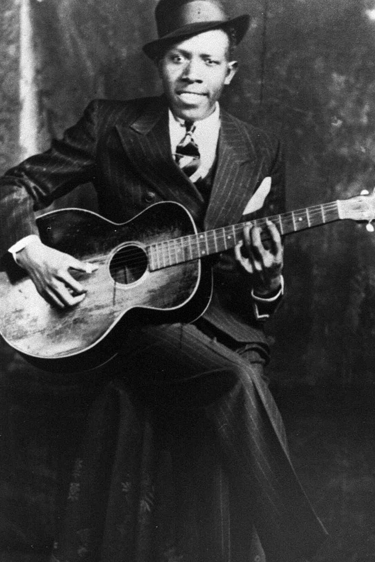 Der 1911 in Hazlehurst, Mississippi geborene Robert Johnson gilt als einer einflussreichsten Blues-Musiker. Jimi Hendrix und Bob Dylan gaben Johnson als Inspirationsquelle an. Keith Richards nannte ihn "den größten Folk-Blues-Gitarristen, der jemals gelebt hat".Der "King of the Delta Blues" starb 1938 an den Spätfolgen der Geschlechtskrankheit Syphilis.Seine Songs erlangten erst nach seinem Tod große Bekanntheit, so zum Beispiel "Sweet Home Chicago", das unter anderem von den Blues Brothers gecovert wurde.