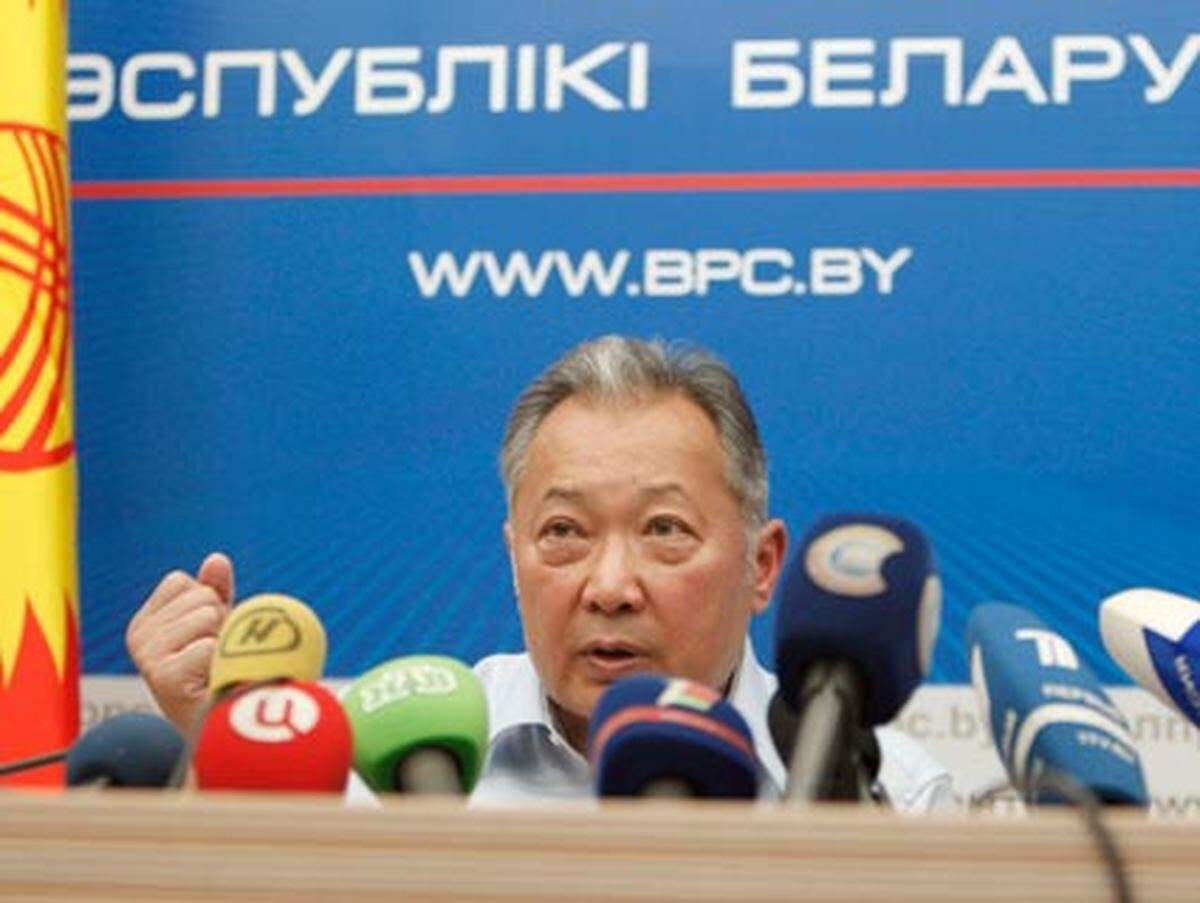 Seit dem Sturz des ehemaligen Präsidenten Kurmanbek Bakijew (im Bild) im April ist es der Übergangsregierung nicht gelungen, die volle Kontrolle über den Süden des Landes zu übernehmen.Über die genauen Auslöser der Unruhen herrscht noch Unklarheit.