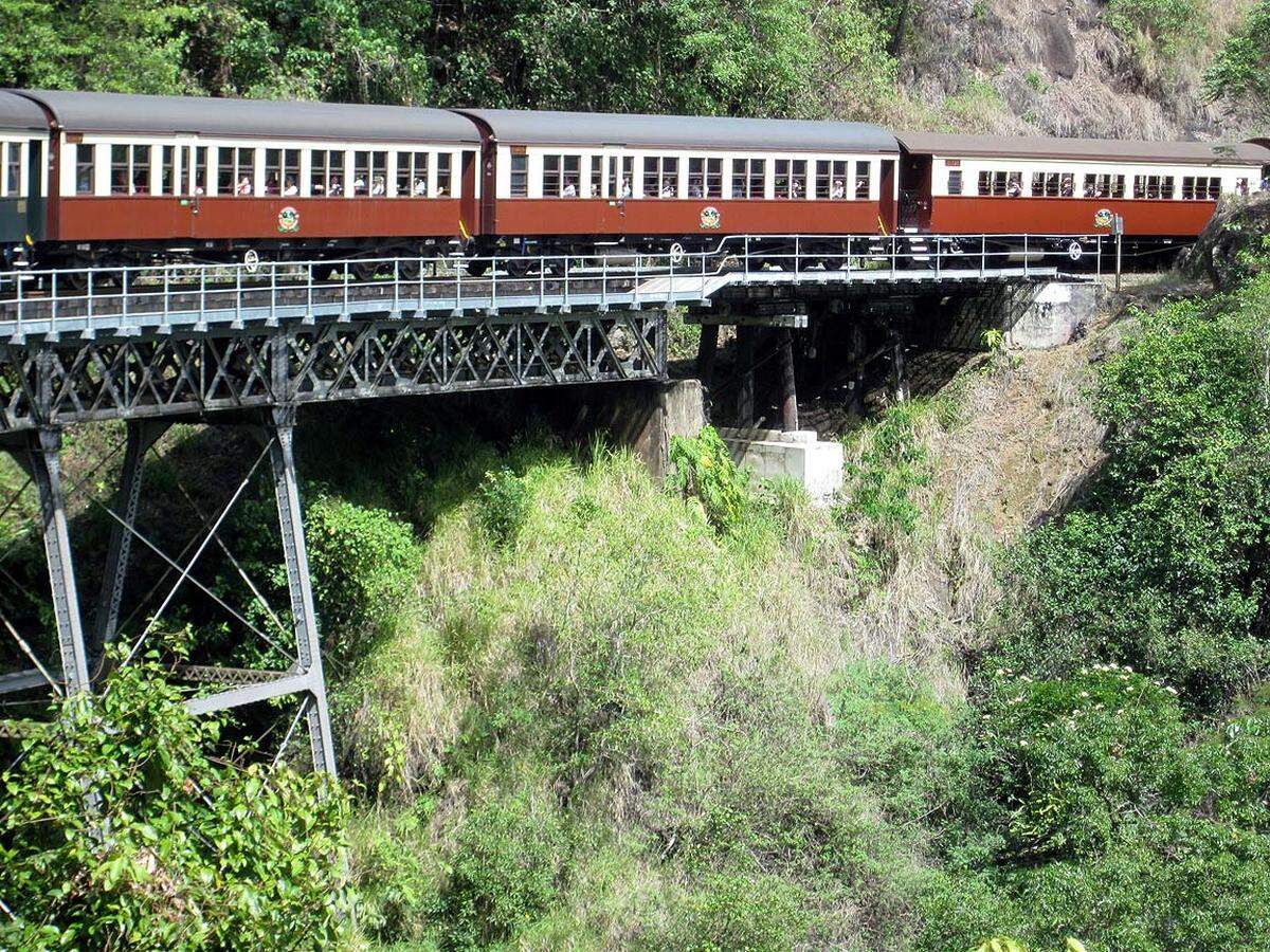 Die Kuranda Scenic Railway fährt von Cairns in den Regenwald, über eine Strecke, die seit 1891 unverändert ist, bis zum Örtchen Kuranda mit seiner berühmten Schmetterlingszucht.