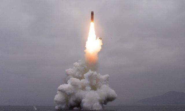 Nordkorea bestaetigt Test einer U-Boot-gestuetzten ballistischen Rakete (191003) -- PYONGYANG, Oct. 3, 2019 -- Photo provi