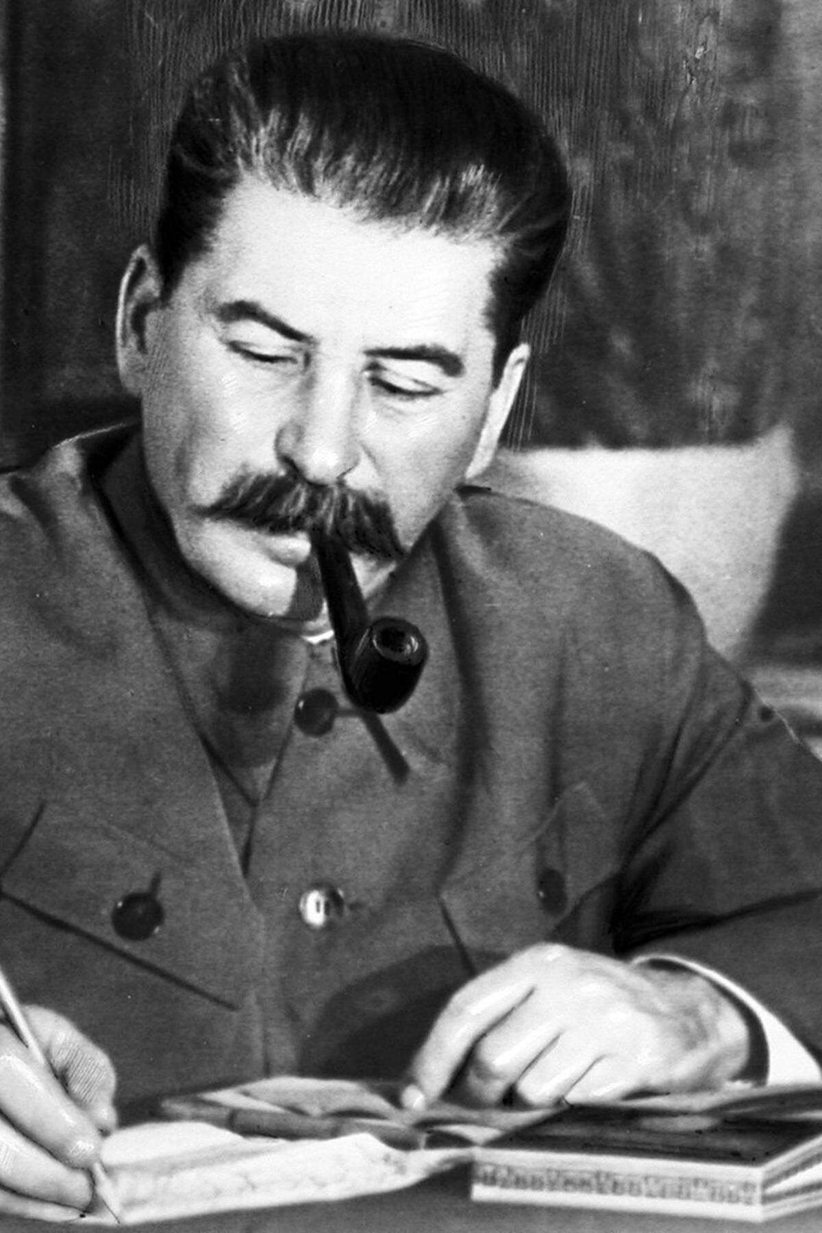 Stalin hat sich als Generalsekretär der kommunistischen Partei landesweit einen loyalen Verwaltungsapparat aufgebaut. Lenins „Genesung“, die eigentlich sein Sterben ist, überwacht er persönlich.