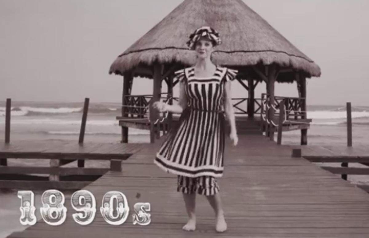 Wie sich Bademode im Laufe der Jahrzehnte verändert hat, zeigt ein Video von Breathless Resort &amp; Spas. In den 1890er-Jahren trugen Frauen weite Pumphosen. Gewichte wurden in den Saum eingenäht um die Beine auch bedeckt zu halten, wenn man schwamm.