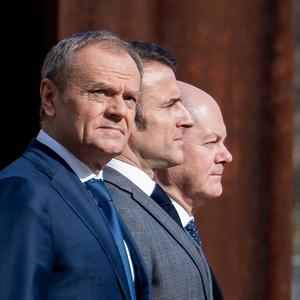 Zurück in der ersten Liga: Polens Premier, Donald Tusk, hat die Zusammenarbeit mit seinen französischen und deutschen Kollegen, Emmanuel Macron und Olaf Scholz, im Rahmen des sogenannten Weimarer Dreiecks reaktiviert. 