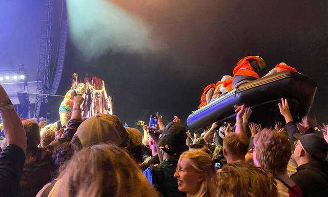 Das Banksy-Flüchtlingsboot, während der Idles-Show vom Glastonbury-Publikum getragen.
