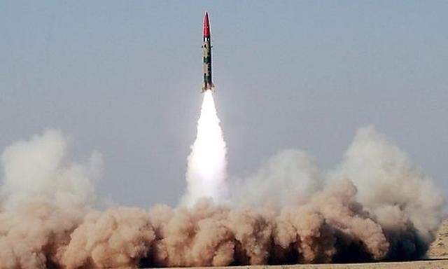 Archivbild: Eine pakistanische Kurzstreckenrakete GHAZNAVI bei einem Test