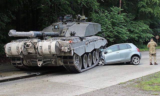 Unüblicher Unfall auf deutschen Straßen: Bei Hannover geriet ein Pkw unter einen Panzer.