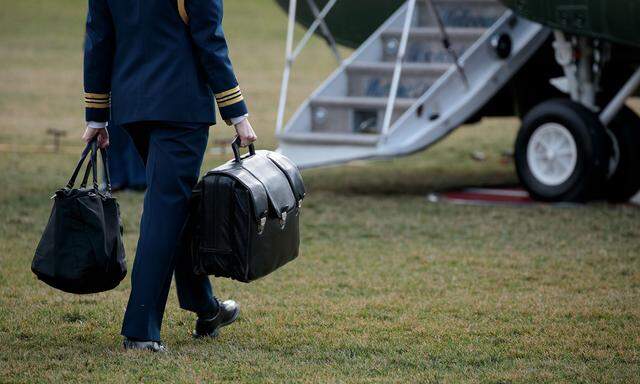 Der Atomkoffer ist immer in der Nähe des Präsidenten. Darin finden sich die Codes, mit denen er das US-Nuklearwaffenarsenal aktivieren kann. 