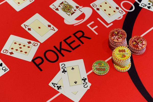 Zu einer Änderung kommt es auch im Glücksspielgesetz. Poker fällt - wie beispielsweise Roulette oder Black Jack - künftig voll unter das Regime des Glücksspielgesetzes. Bis zu drei Konzessionen für je einen Pokersalon könnten erteilt werden. Ursprünglich war nur eine Pokerlizenz geplant gewesen.