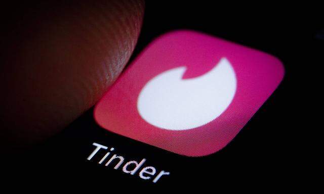 Das Logo von Tinder wird auf einem Smartphone angezeigt Berlin 04 10 2018 Berlin Deutschland ***