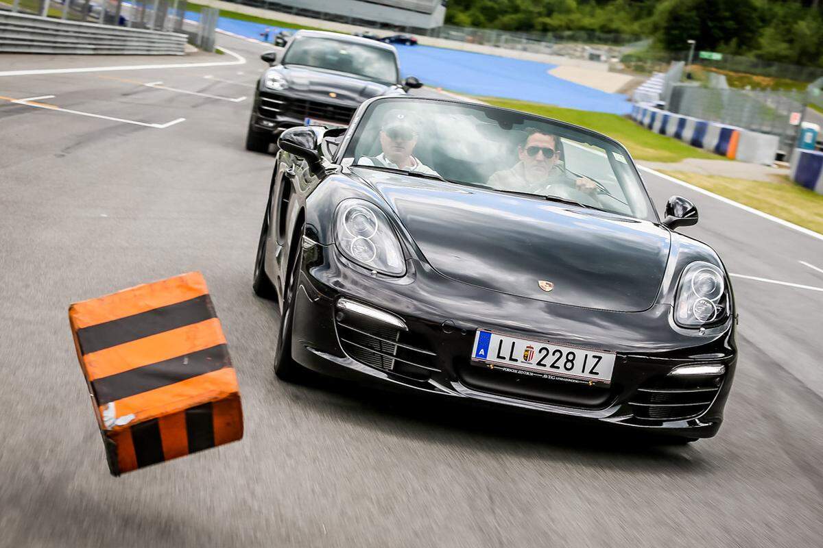 Bei einer weiteren Ausweichübung wird ein Parcour gefahren, man muss dabei plötzlich auftauchenden Hindernissen ausweichen. Normalerweise wird das mit Wasserfontänen geübt. Nicht so beim Porsche-Training.