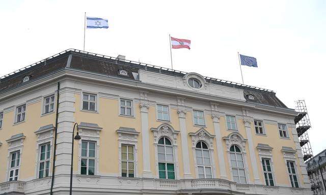 WIEN: ISRAELISCHE FAHNE  ALS ZEICHEN DER SOLIDARITAeT AM BUNDESKANZLERAMT GEHISST