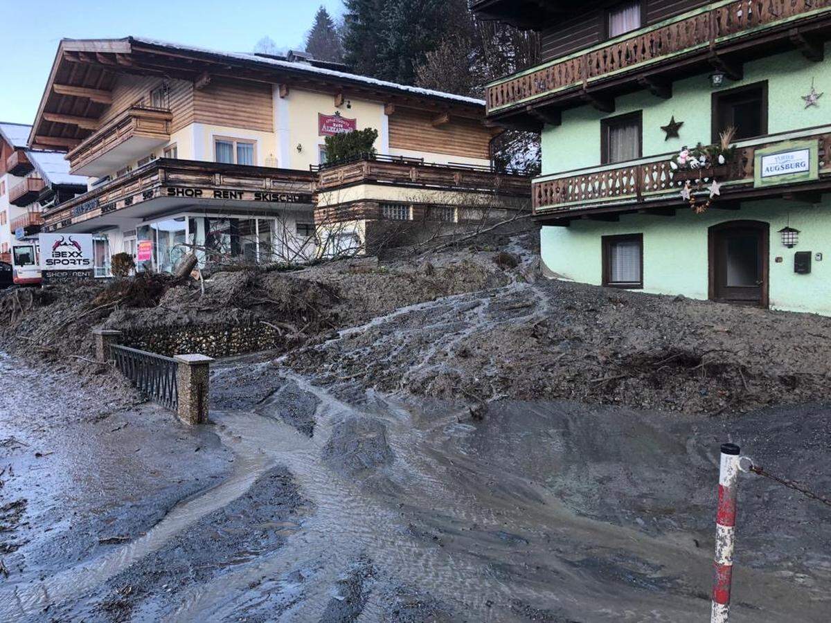 Die schweren Unwetter der vergangenen Tage haben große Schäden hinterlassen. Muren und Hochwasser haben vor allem in manchen Orten Kärntens und Salzburgs ein Bild der Verwüstung hinterlassen, wie hier in Bad Gastein.