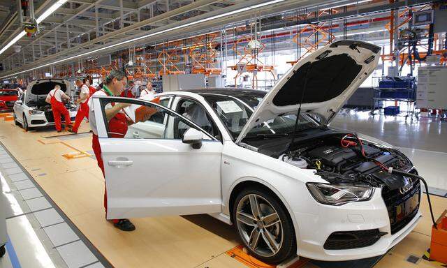 Ein Auto, Das Auf Einem Fließband In Einer Fabrik Montiert Wird