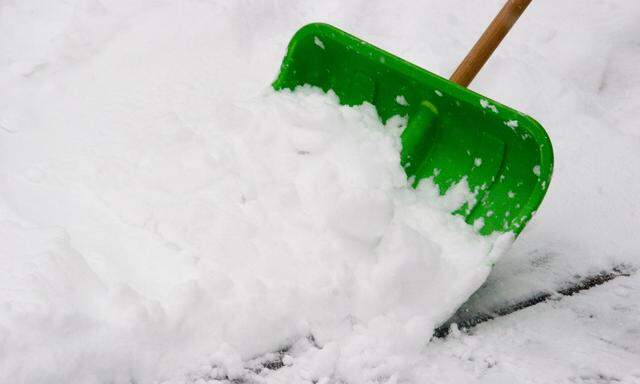 Schnee schaufeln statt Miete zahlen? Die Gerichte ließen das nicht gelten.  - snow shovel