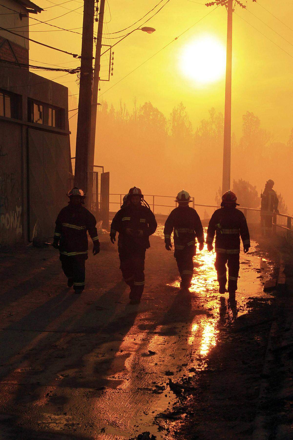Der Kampf gegen das Inferno werde von 1.250 Feuerwehrleuten geführt. Sechs Flugzeuge und 14 Hubschrauber nahmen an der Feuerlöschung teil.