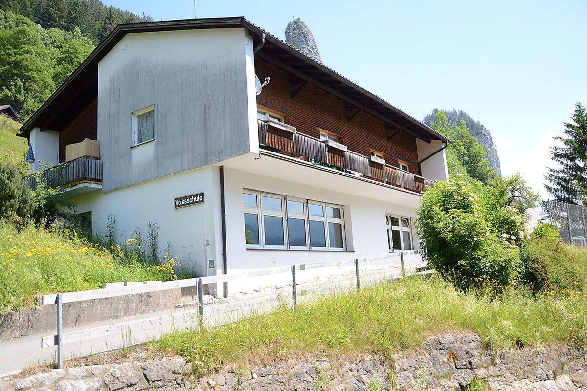 ...seit 1984 hier, im weißen Haus mit Holzvertäfelung und Balkon.