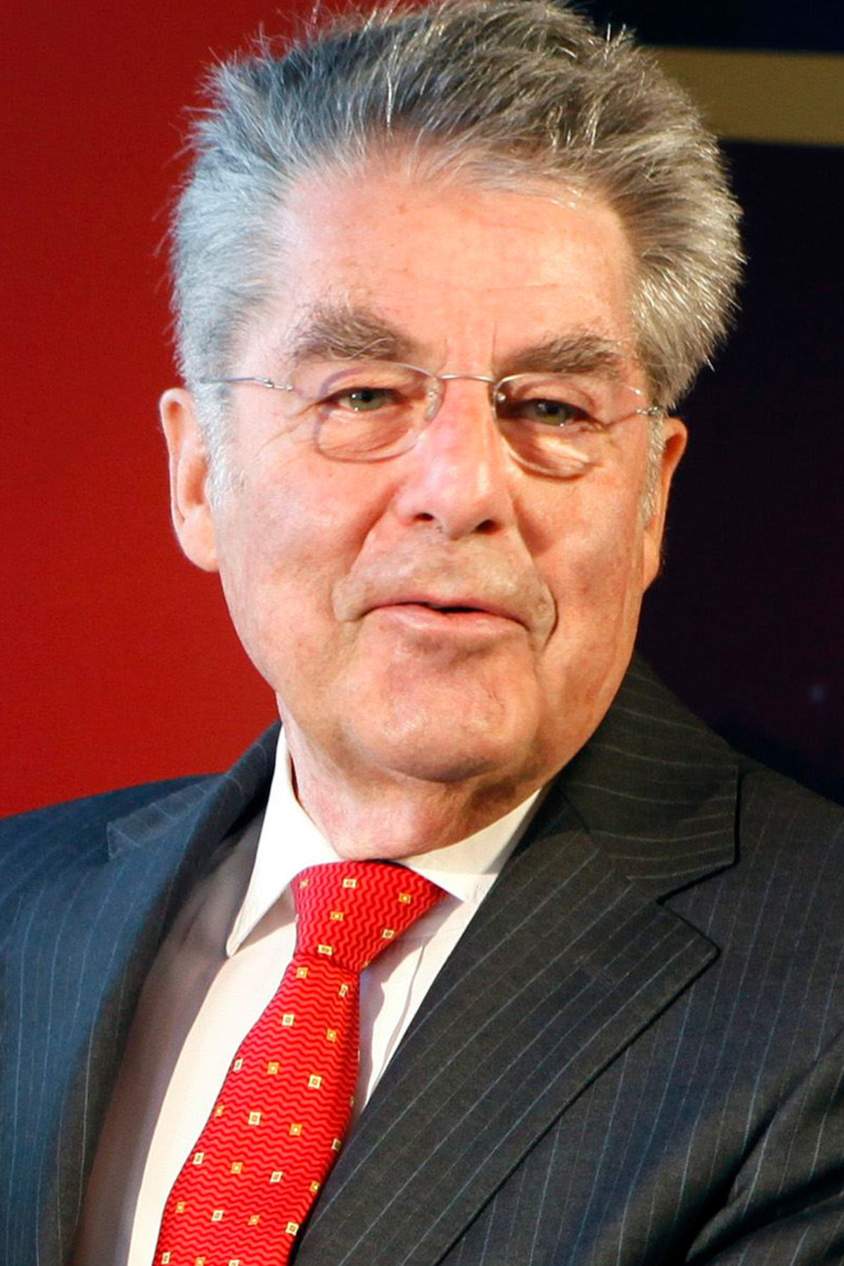 "Josef Pröll hat eine nachvollziehbare Entscheidung getroffen, für die ich Respekt habe. Seine Erklärung hatte großes Format",  sagt Bundespräsident Heinz Fischer. Er stimmt den kritischen Worte Prölls, der von fehlendem Anstand und Stillstand in der Politik gewarnt hatte, zu: "Ich teile diese Sorgen."