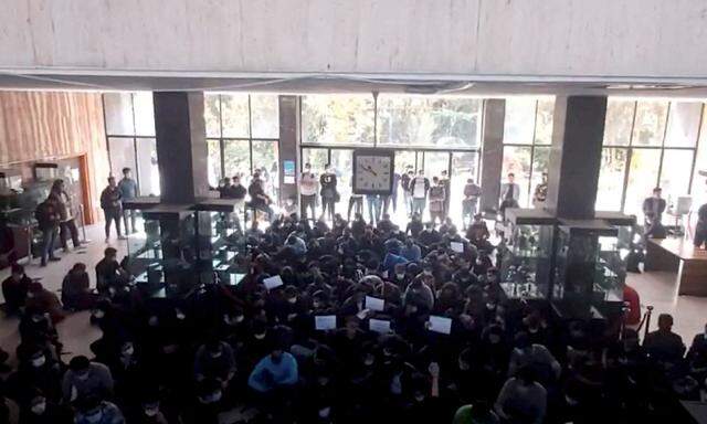 Demonstranten skandieren bei einer Mahnwache für Mahsa Amini in der Eingangshalle der Khajeh Nasir Toosi University of Technology in Teheran, Iran, in diesem Screenshot aus einem Social-Media-Video, das am 26. Oktober 2022 veröffentlicht wurde.